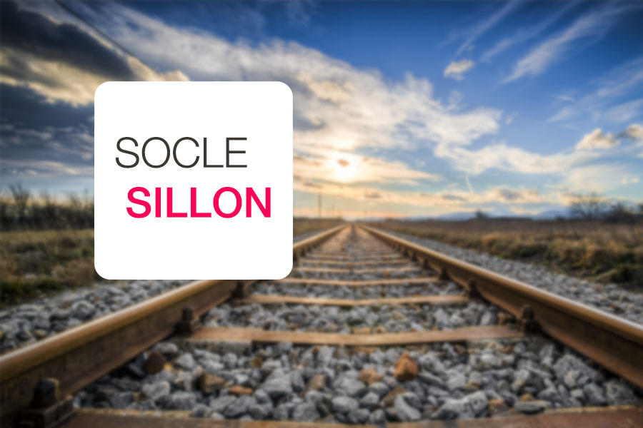 Logo de Socle Sillon, avec en fond des rails
